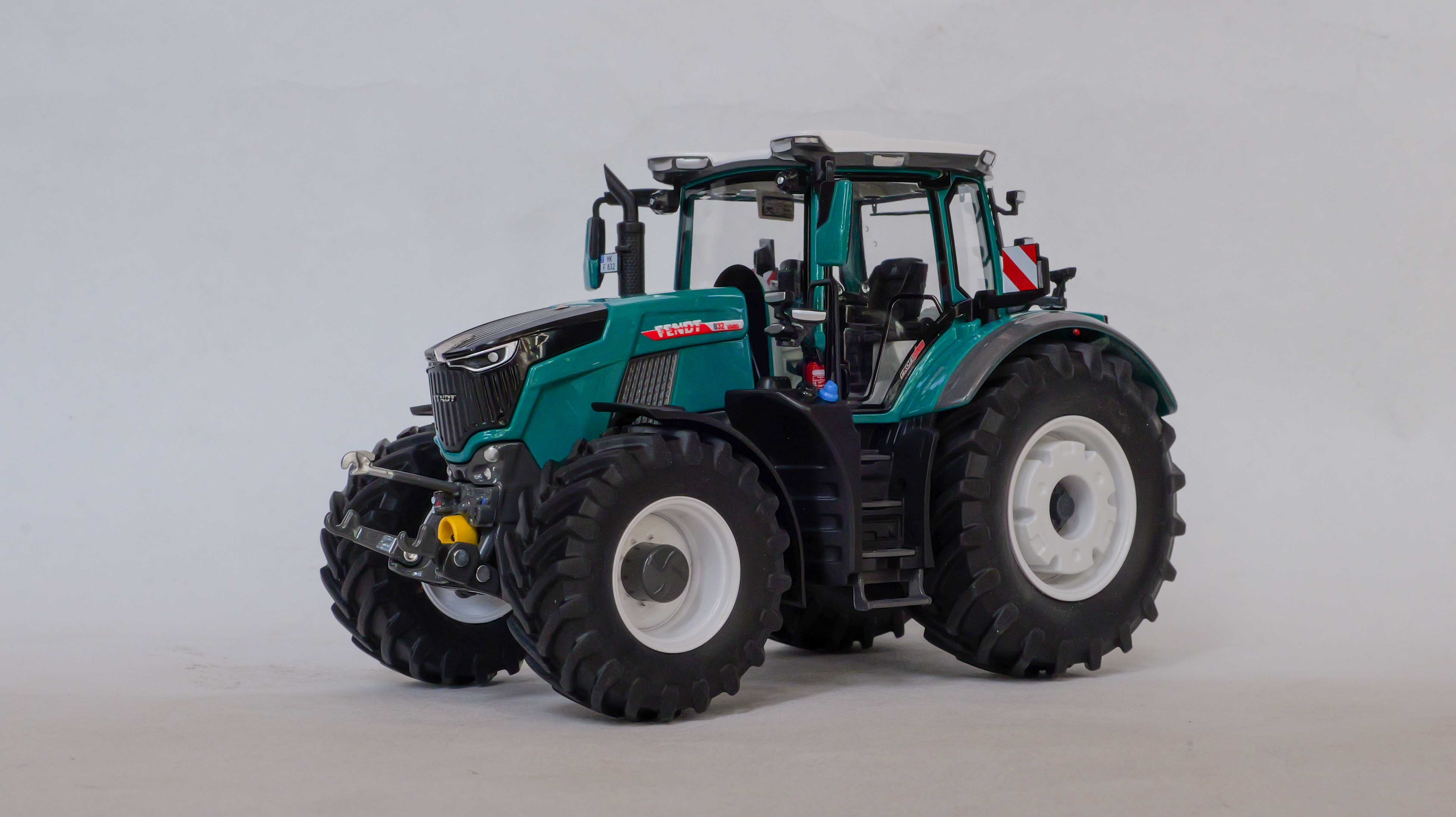Fendt 832 Bleu Pétrole